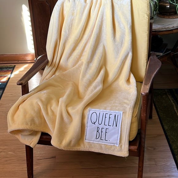Rae Dunn Queen Bee throw with patch GREAT FOR FALL - Picture 2 of 7